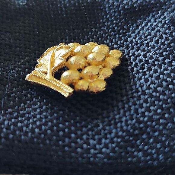 Crown Trifari Brushed Goldtone Grape Cluster Pin Brooch Vintage - Picture 5 of 8
